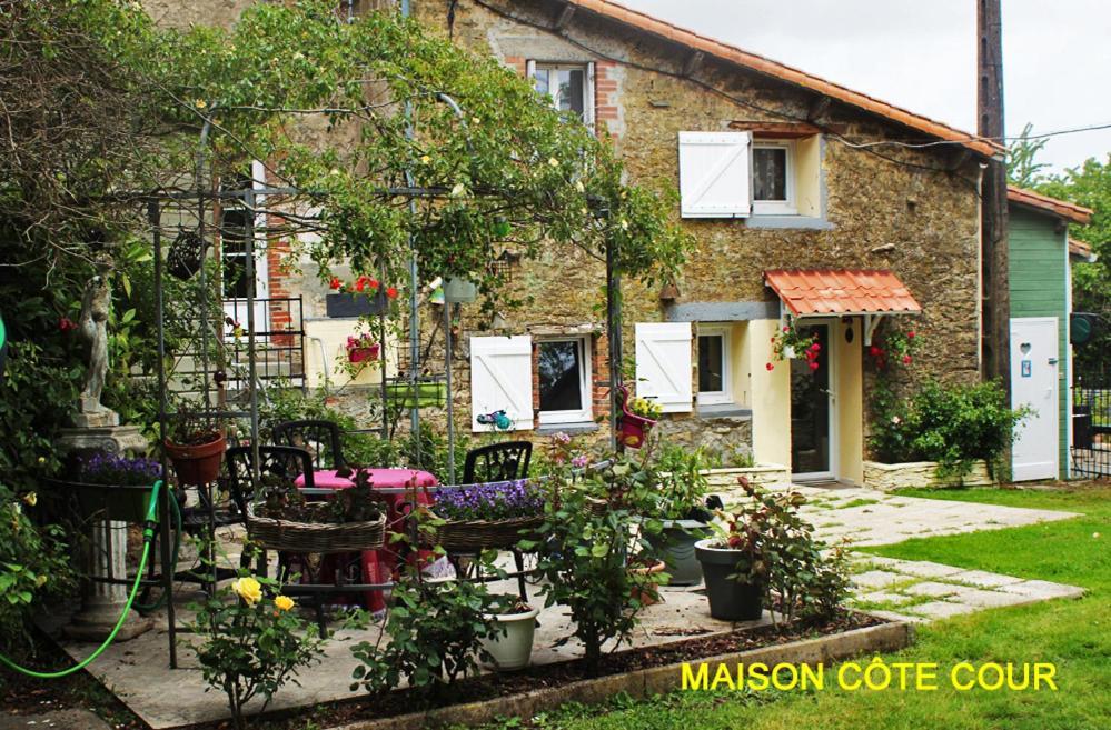 Chez Martine Et Bernard Bed & Breakfast Saint-Vincent-Sterlanges Exterior foto